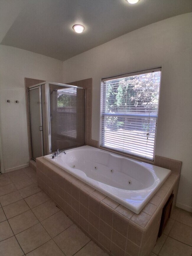 Building Photo - Desirable Clovis Single-Level Home: 3-bedroom, 2-bathroom