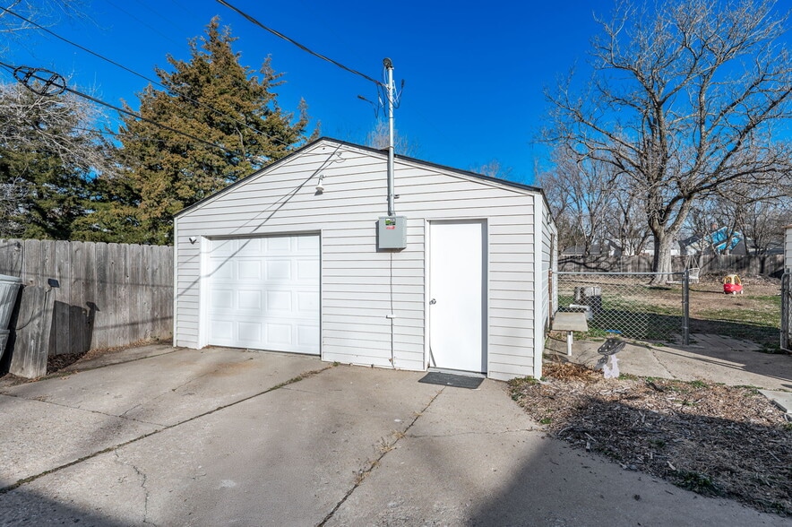 Building Photo - 3604 W Central Ave