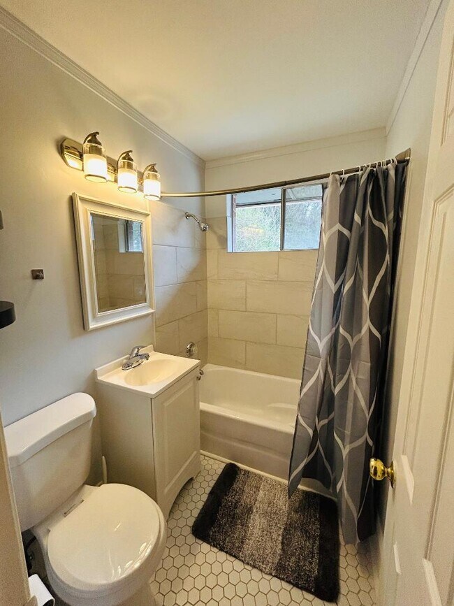 Building Photo - 900 Newcombe Rd