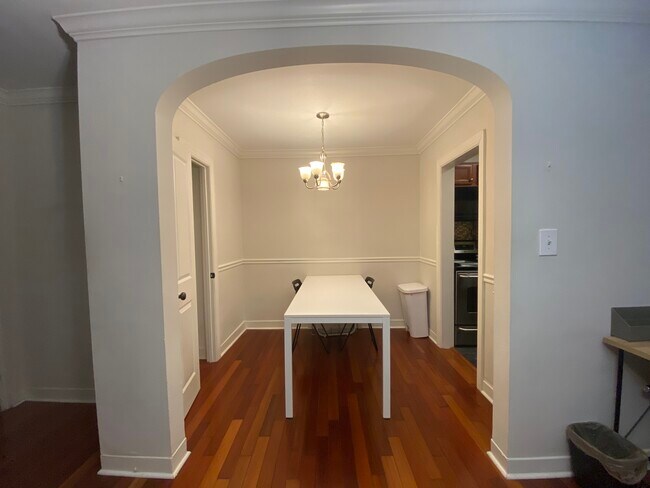 Building Photo - 820 B S Washington St