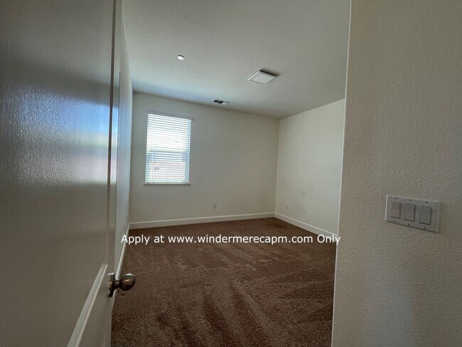 Building Photo - 4 BDRM 3 BA Bright Home with Open Kitchen ...