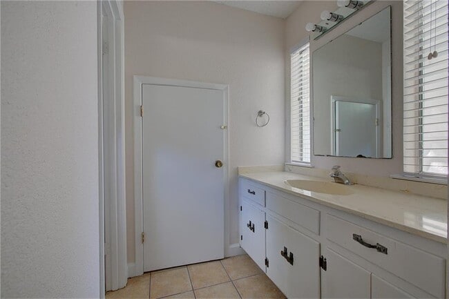 Building Photo - 8402 Tallwood Dr