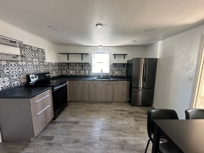 Building Photo - Attached one car garage! Pet Friendly!