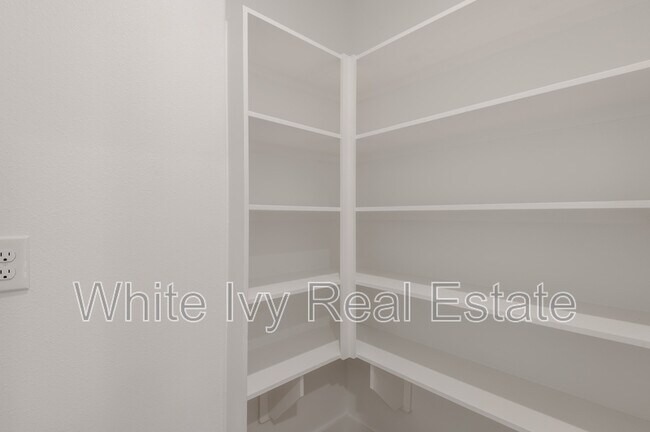 Building Photo - 250 N Shady Oaks Dr