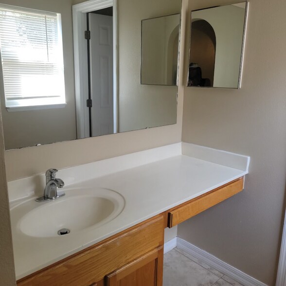 Building Photo - 935 Vanderbilt Dr