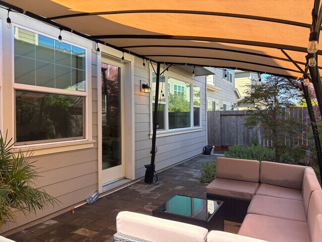 Building Photo - Newer 4 bedroom 2.5 bathrooms Available May 16th