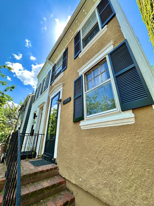 Building Photo - Glamorous Georgetown 2 Bedroom Historic Row Home with Patio