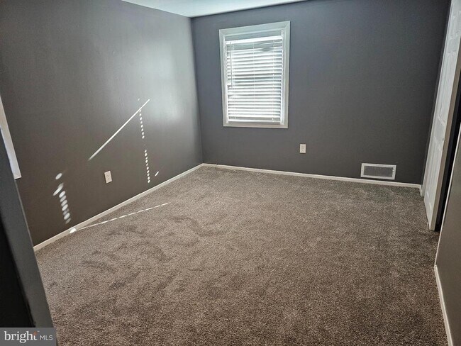 Building Photo - 12 Hasting Ln