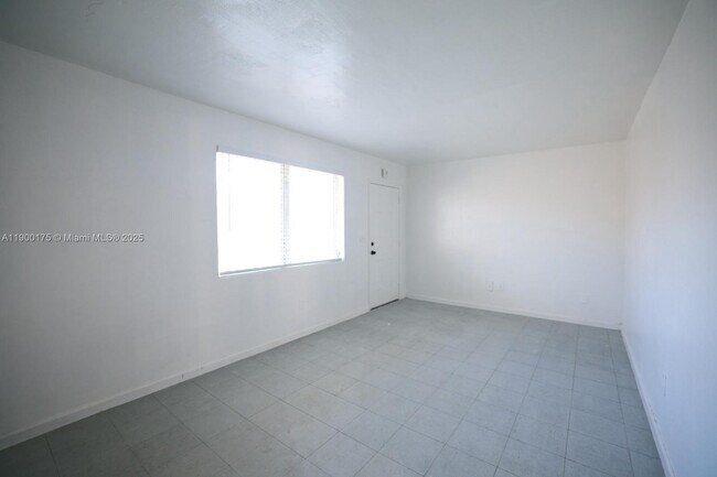 Building Photo - 126 SW 18th Ave