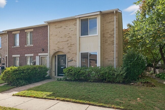 Building Photo - Charming End-Unit Townhome in Sought-After...