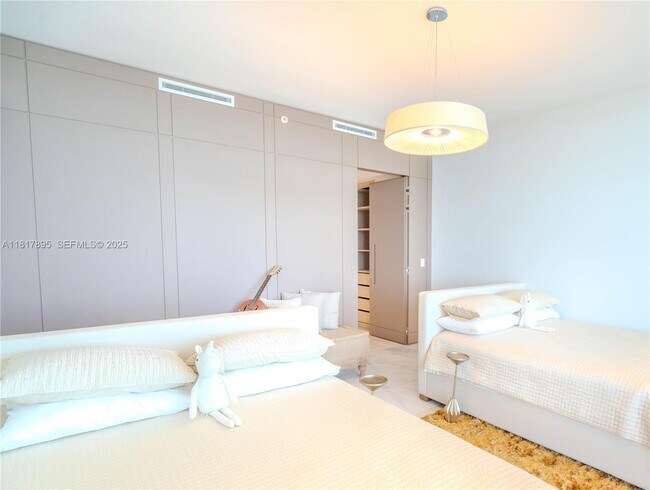 Building Photo - 700 NE 26th Terrace