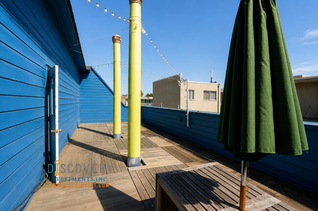 Building Photo - Charming Adams Point One Bedroom Condominium