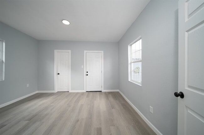 Building Photo - 1319 Bayou St