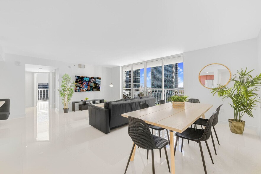 Building Photo - 1200 Brickell Bay Dr