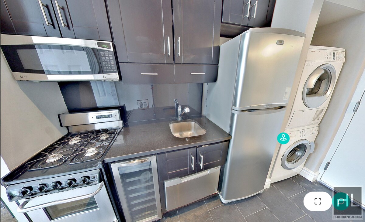 Building Photo - E 3RD ST.