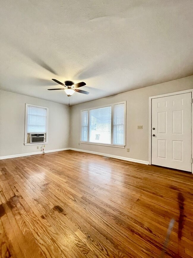 Building Photo - Centrally Located 2 Bedroom Home