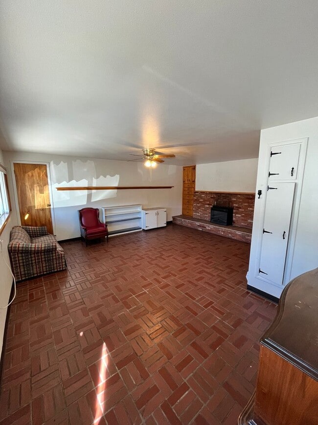 Building Photo - Perfectly Located Spacious Studio Apartment