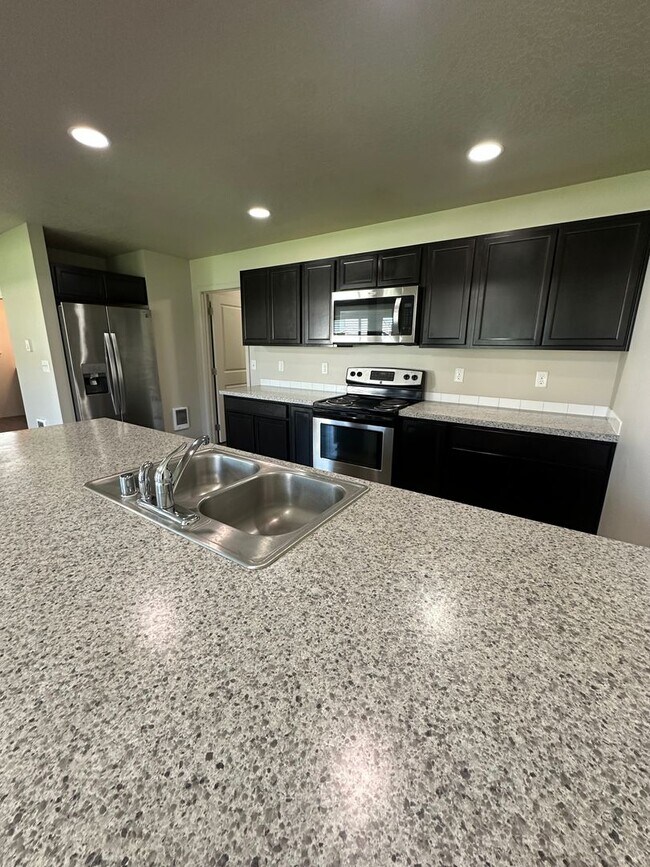 Building Photo - Stunning 4 Bedroom 2.5 Bath Duplex town ho...