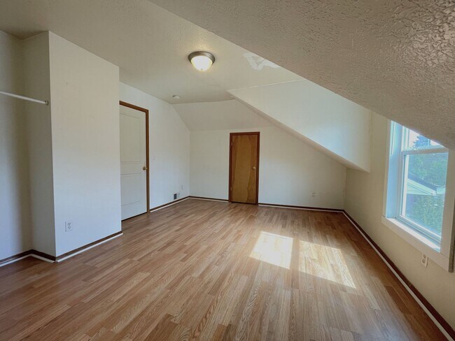 Building Photo - 4713 N Commercial Ave