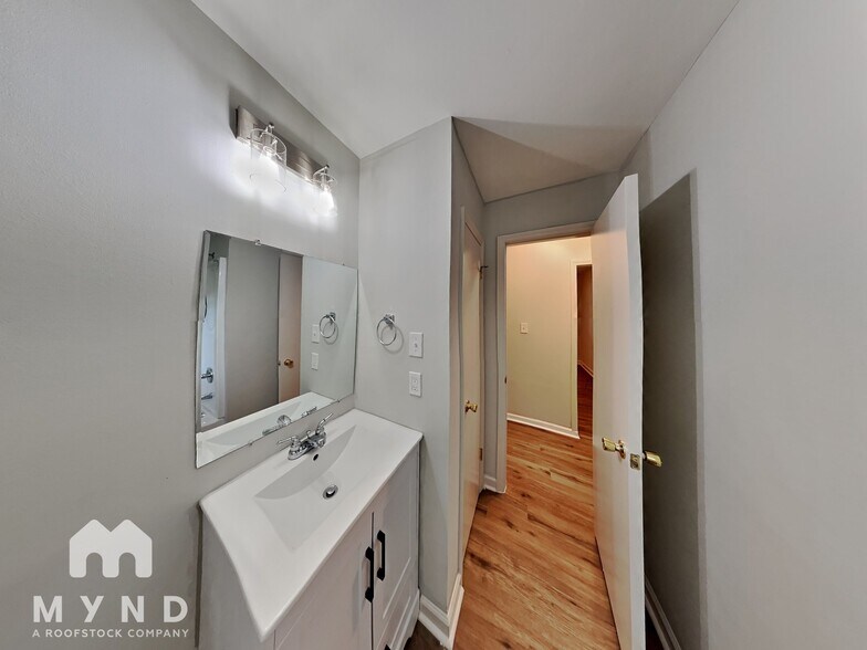 Building Photo - 3211 Spring Valley Dr
