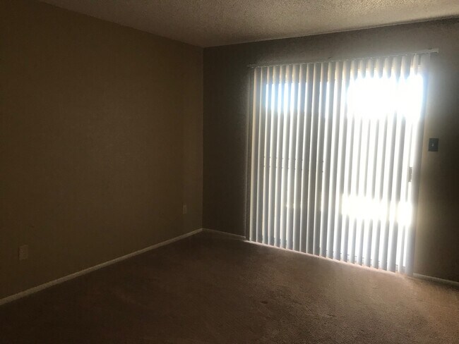 Building Photo - Centrally located 3 bedroom condo