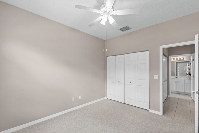 Building Photo - 800 Crestwood Dr