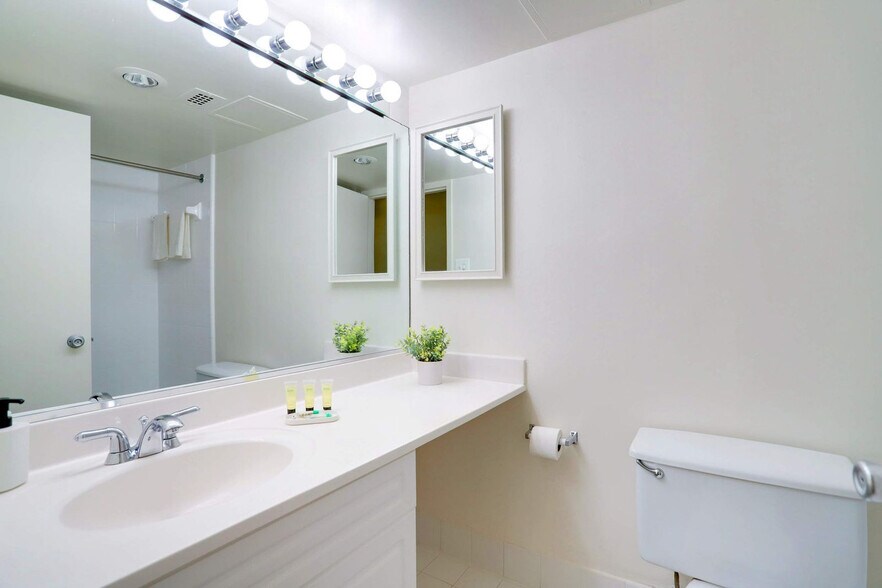 Building Photo - 320 23rd St S