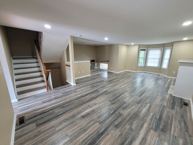 Building Photo - 83 Hunt Club Dr