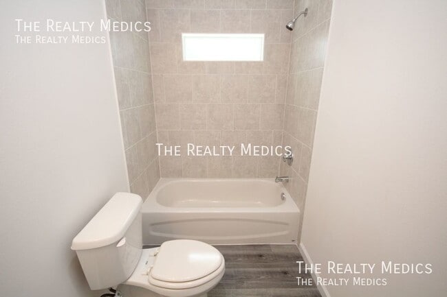 Building Photo - 182 Hillock Ave NW