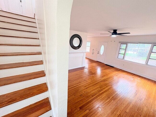 Building Photo - 212 Barbourville Dr