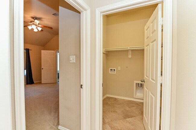 Building Photo - 2106 Castle Gardens Ln