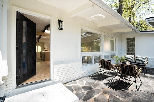 Building Photo - 1690 Cotswold Dr NE