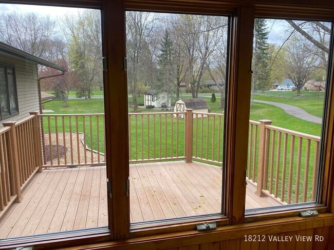 Building Photo - 3br 2ba 2cg ~ Security Deposit Free Altern...