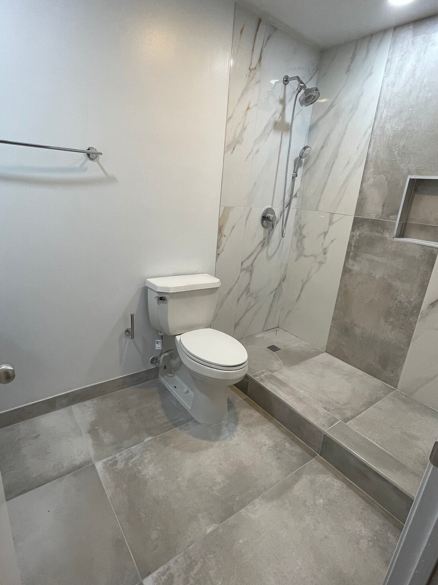 Walkin Shower - 811 S Lytle St