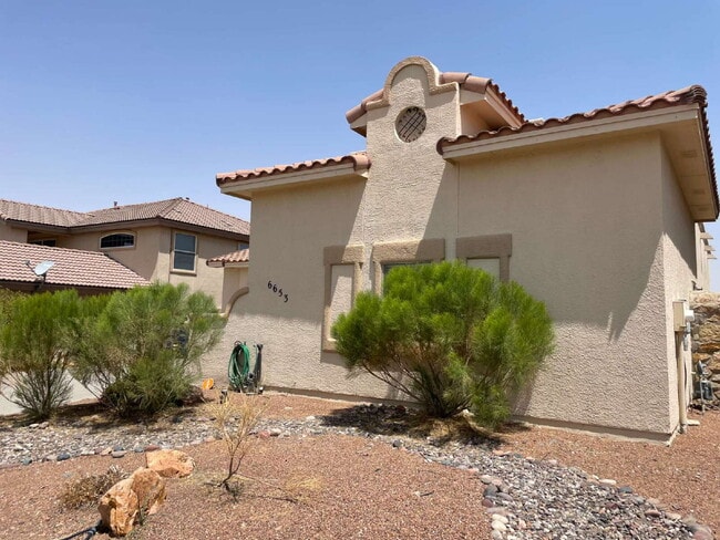 Building Photo - "Charming El Paso Oasis: 3-Bedroom Retreat...