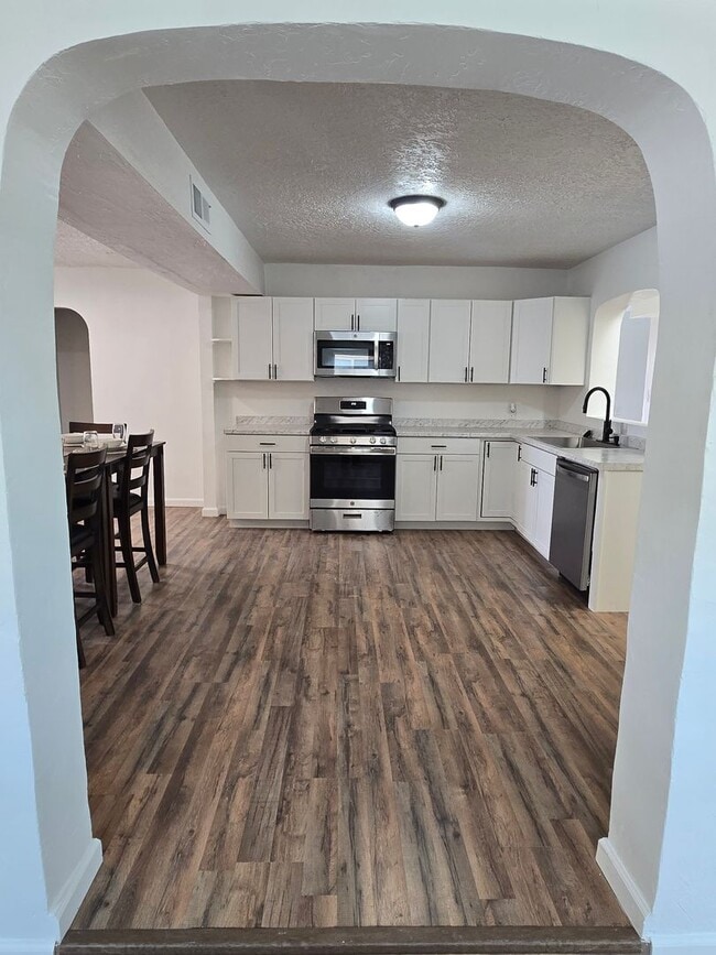 Building Photo - Recently updated 4 bedroom 4 bathroom house in the UNM  North Campus area!