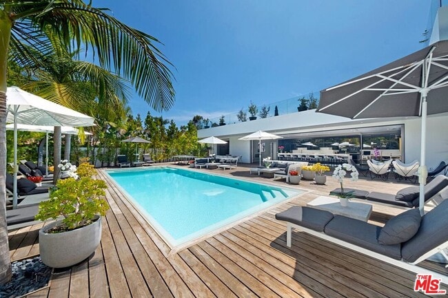 Building Photo - 9570 Sunset Blvd