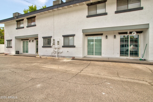 Building Photo - 2215 W Augusta Ave