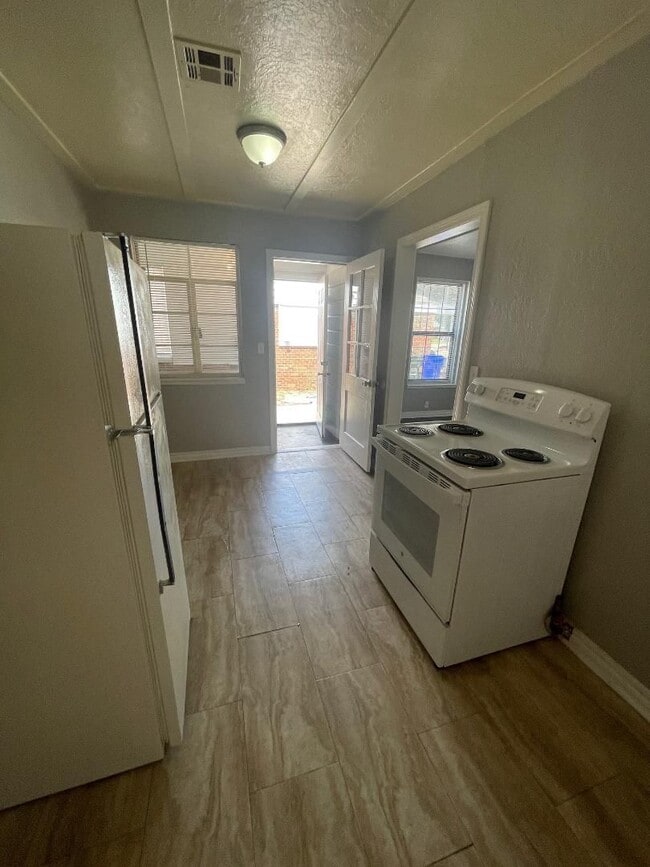 Building Photo - 1 Bed 1 Bath Duplex For Lease 8/4/2025