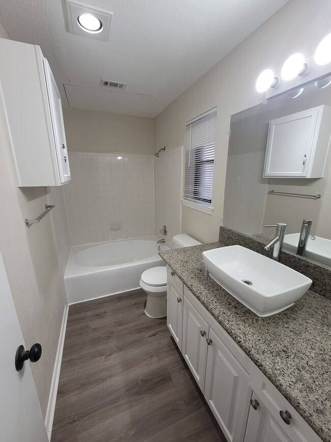 Building Photo - Newly remodeled