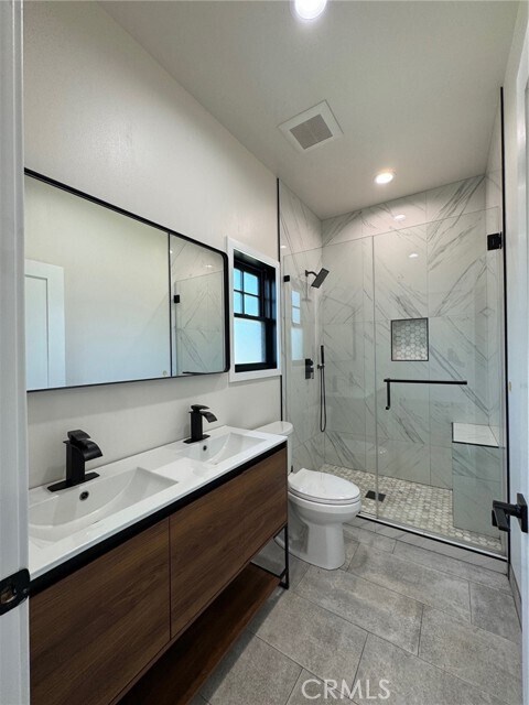 Building Photo - 122 E Brookdale Pl