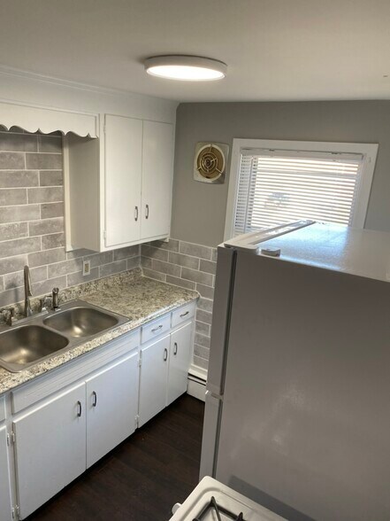 updated kitchen - 6068 Transit Rd