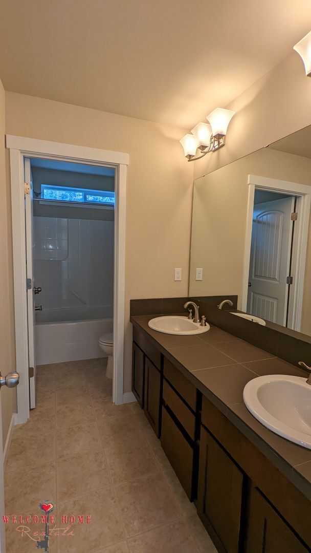 Building Photo - Beautiful open floorplan with FOUR large bedrooms and a cute office!!  AIR CONDITIONING!!!  NEW C...