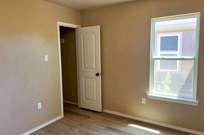 Building Photo - 1507 E 14th St