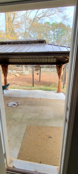 Building Photo - 160 River Glen Dr