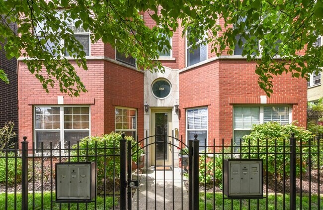 Primary Photo - 4018 N Mozart St