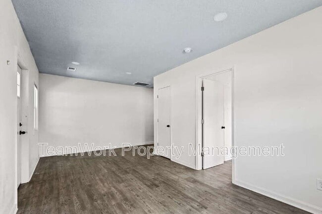Building Photo - 3101 Azalea Dr
