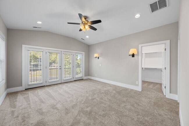 Building Photo - Stunning Home in Melrose 12 South Area...D...