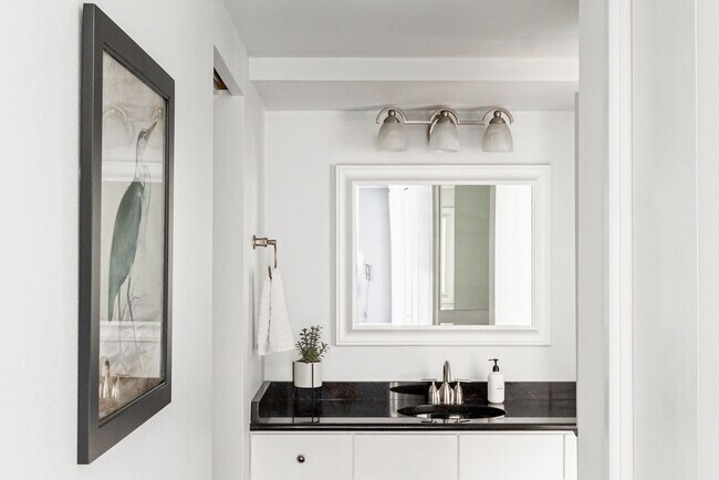 Building Photo - Gorgeous 2 Bedroom 2 Bathroom Condo in Low...