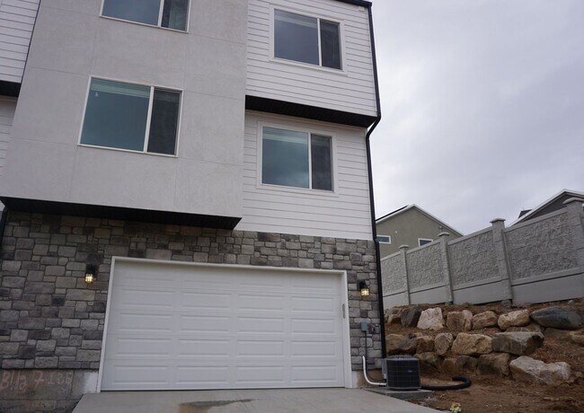 Building Photo - Layton Townhome 3 Bed 2.5 Bath
